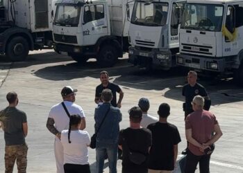 El jefe de grupo de las Unidades Técnicas de Limpieza Viaria y Recogida de Residuos Sólidos Urbanos, Alejandro Olarte, junto a los estudiantes de FP