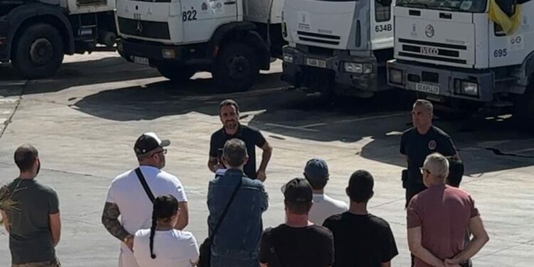 El jefe de grupo de las Unidades Técnicas de Limpieza Viaria y Recogida de Residuos Sólidos Urbanos, Alejandro Olarte, junto a los estudiantes de FP