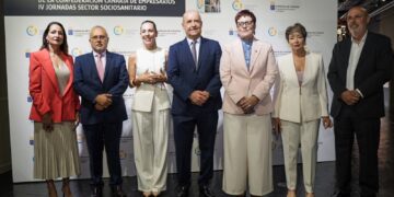 Delgado invita al sector privado a colaborar en el modelo de atención sociosanitaria propuesto por el Gobierno