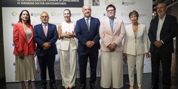 Delgado invita al sector privado a colaborar en el modelo de atención sociosanitaria propuesto por el Gobierno