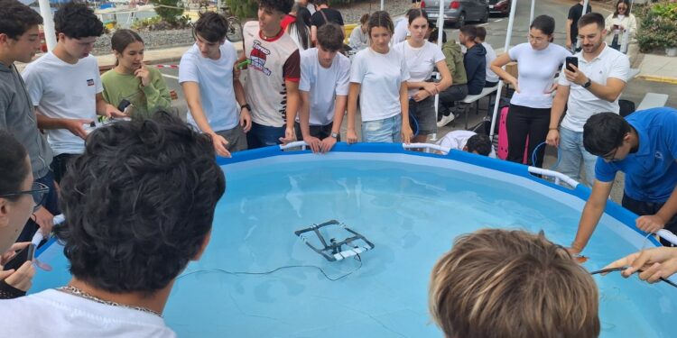 Estudiantes de veinte centros de Canarias muestran su trabajo en el proyecto de robótica submarina, EduROV