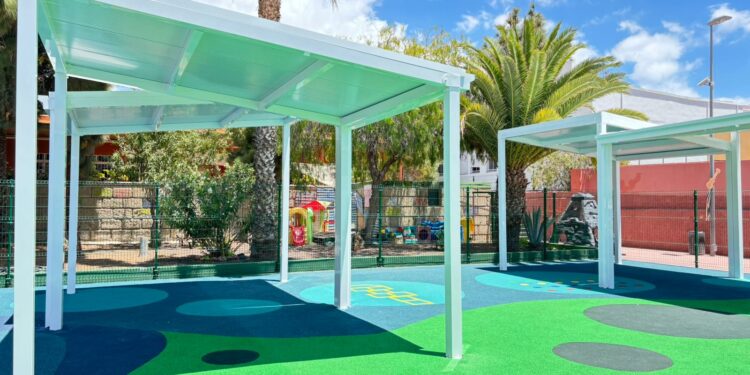 Educación invierte siete millones de euros en 160 espacios de sombra en centros isleños para combatir el calor