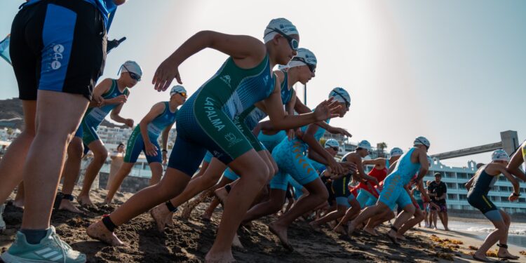 Más de trescientos deportistas protagonizan la gran cita náutica y acuática de los campeonatos escolares