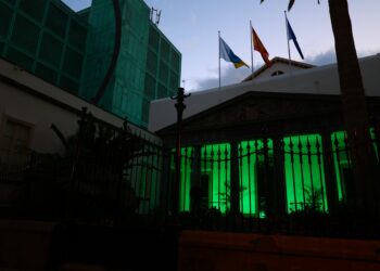 Fachada del Parlamento de Canarias iluminada de color verde