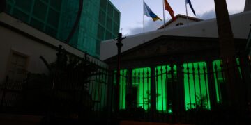Fachada del Parlamento de Canarias iluminada de color verde