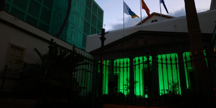Fachada del Parlamento de Canarias iluminada de color verde