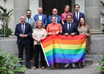 Miembros de la Mesa y Junta de Portavoces con la bandera del orgullo gay