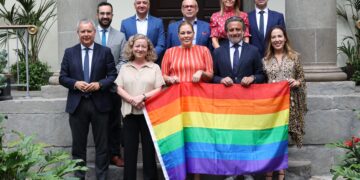 Miembros de la Mesa y Junta de Portavoces con la bandera del orgullo gay