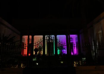 Fachada del Parlamento iluminada con motivo del Día del Orgullo