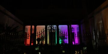 Fachada del Parlamento iluminada con motivo del Día del Orgullo