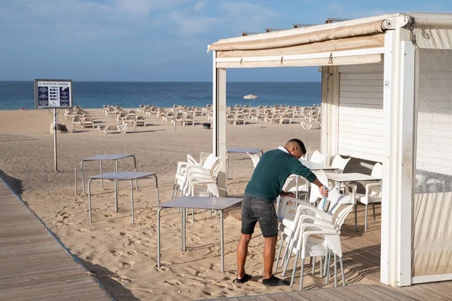 guia-repsol-soletes-del-verano Un camarero prepara la terraza de un chiringuito de playa