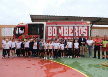 La alcaldesa, Carolina Darias, junto a escolares del CEIP Tenoya durante las charlas de Bomberos.