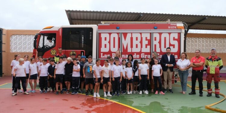 La alcaldesa, Carolina Darias, junto a escolares del CEIP Tenoya durante las charlas de Bomberos.