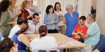 La alcaldesa, Carolina Darias, junto a la concejala de Bienestar Social, Carmen Luz Vargas, en una visita a la Asociación ADEPSI, financiada a través de al convocatoria de las subvenciones