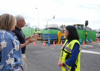 La alcaldesa, Carolina Darias, y la concejala de Aguas, Inmaculada Medina, en las obras de mejora del saneamiento en Paseo de Chil