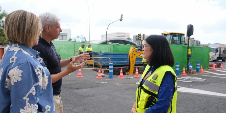 La alcaldesa, Carolina Darias, y la concejala de Aguas, Inmaculada Medina, en las obras de mejora del saneamiento en Paseo de Chil
