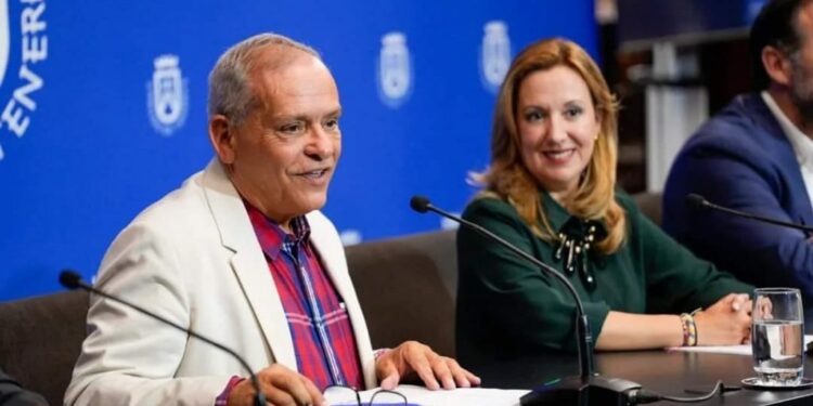 La-presidenta-Rosa-Davila-y-el-consejero-de-Empleo-Efrain-Medina (1)