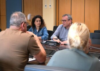 Los concejales Betsaida González y Mauricio Roque, en la reunión mantenida con vecinos sobre el PGOU de Ciudad Alta