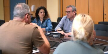 Los concejales Betsaida González y Mauricio Roque, en la reunión mantenida con vecinos sobre el PGOU de Ciudad Alta