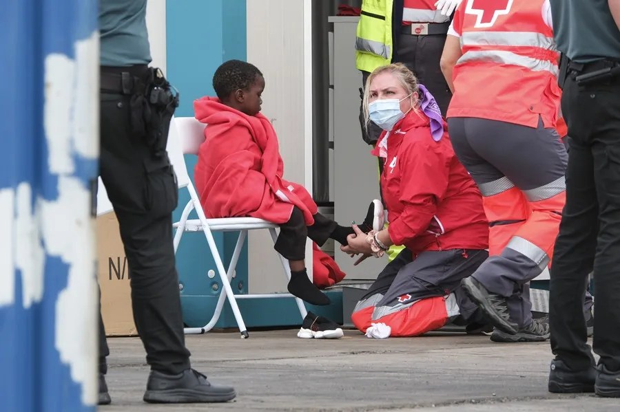 menores-4 Un grupo de personas migrantes, entre ellos varios menores, es atendido por la Cruz Roja este martes en el puert