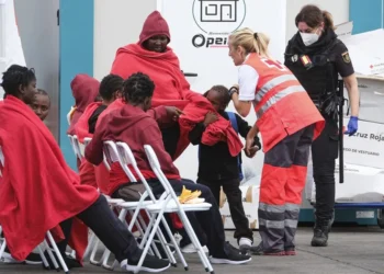 El Gobierno formaliza el asilo de los primeros 827 menores migrantes de Canarias