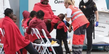 El Gobierno formaliza el asilo de los primeros 827 menores migrantes de Canarias