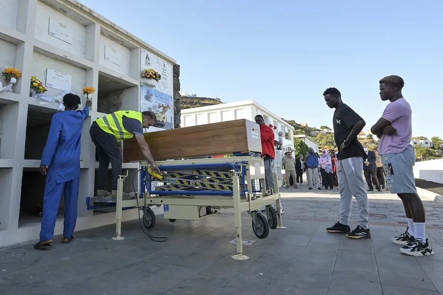 migrantes-muerto Inhumación este viernes, en el cementerio de El Pinar, de cuatro de las personas migrantes fallecidas el pasado miércoles, en el cayuco que volcó a su llegada al muelle de La Restinga.
