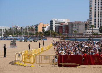 Miles de personas asisten a los actos por el Día de las Fuerzas Armadas celebrados en la ciudad (3)