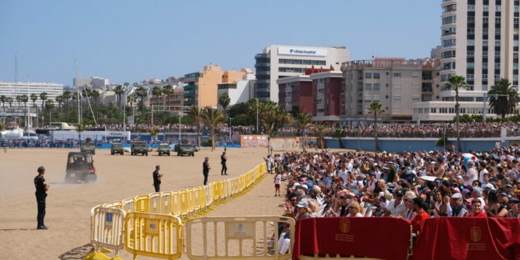 Miles de personas asisten a los actos por el Día de las Fuerzas Armadas celebrados en la ciudad (3)