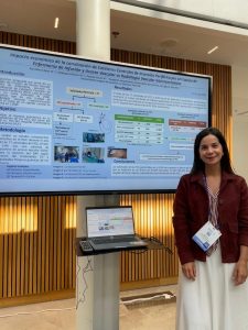 natalia-gonzalez-junto-al-poster-presentado-en-el-cie-helsinki-225x300-1