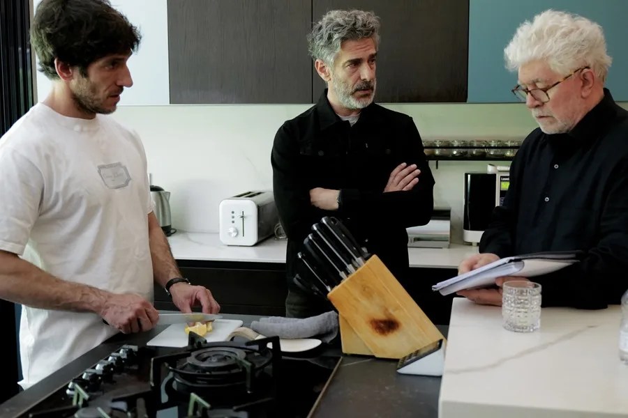 nueva-pelicula-almodovar-3 El director Pedro Almodóvar (d), junto a los actores Leonardo Sbaraglia (c) y Quim Gutiérrez (i) durante el rodaje de su nueva película 'Amarga Navidad'.