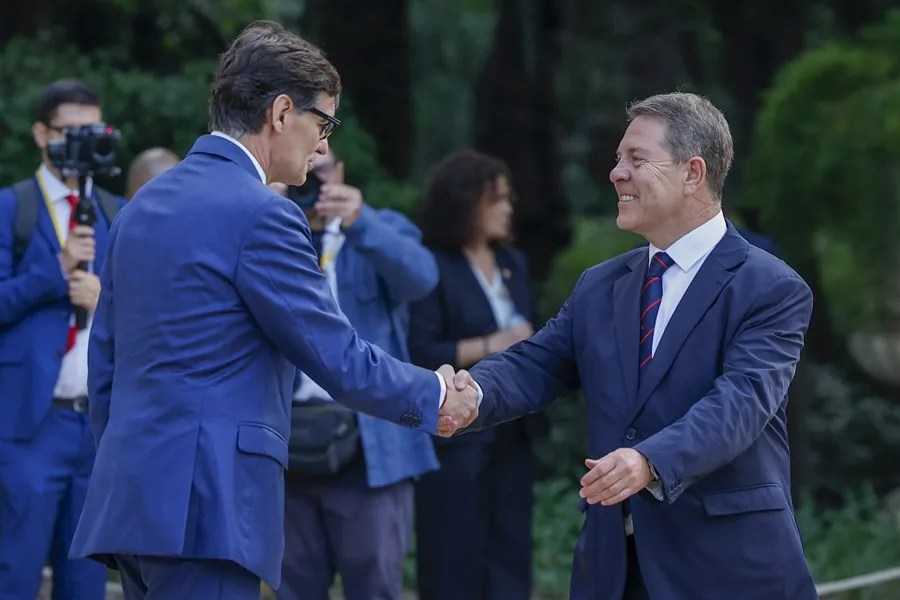 presidentes El presidente de la Generalitat de Catalunya, Salvador Illa (i), saluda al presidente de Castilla-La Mancha, Emiliano García Page, a su llegada a la XXVIII Conferencia de Presidentes que se celebra este viernes en el Palau de Pedralbes en Barcelona.