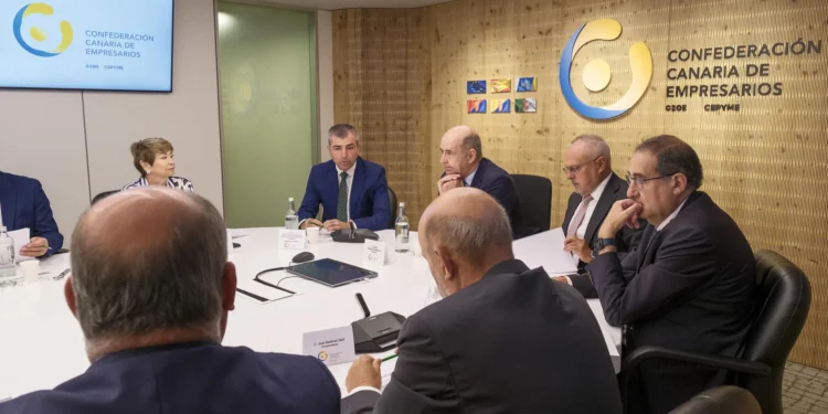 Una nueva comisión de trabajo sobre la productividad de la economía canaria analizará su 8 % de absentismo