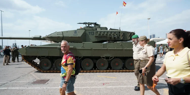 El Ejército expone material militar para celebrar el día de las Fuerzas Armadas