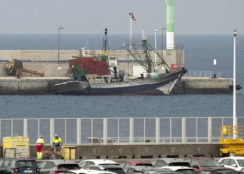 Catorce tripulantes de un pesquero marroquí, uno menor, piden asilo al llegar a Lanzarote