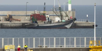 Catorce tripulantes de un pesquero marroquí, uno menor, piden asilo al llegar a Lanzarote