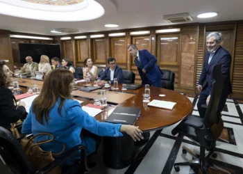 Canarias y el Estado trabajan en un calendario para cumplir con el Supremo en 30 días en el asunto de los menores