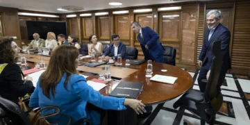 Canarias y el Estado trabajan en un calendario para cumplir con el Supremo en 30 días en el asunto de los menores