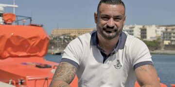 Tirarse al agua sin dudar y fuera de servicio, la decisión que salvó vidas en La Restinga