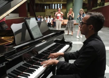 Un piano para humanizar el día a día de los pacientes en el Hospital de La Candelaria