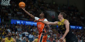 87-94. El Valencia apea a La Laguna Tenerife de la lucha por el título guiado por un gran Badio