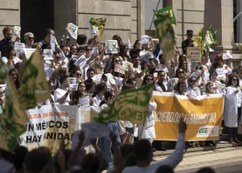 Los médicos van a la huelga en Canarias, donde dicen que la precariedad es aún mayor
