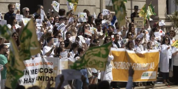 Los médicos van a la huelga en Canarias, donde dicen que la precariedad es aún mayor