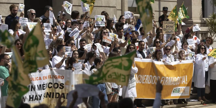 Los médicos van a la huelga en Canarias, donde dicen que la precariedad es aún mayor