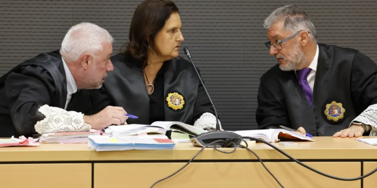 El acusado de violar y grabar a su hija y a otra niña confiesa e involucra a su expareja