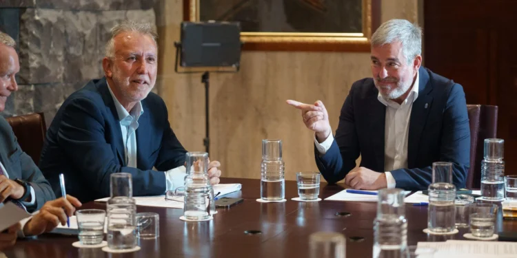 Clavijo avisa de que sería «absurdo, indecente e ilegal» que alguna comunidad se negase a acoger menores migrantes