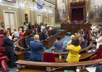 El consejero canario de Educación, del PP, defiende ante Vox el izado de la bandera LGTBI en los colegios
