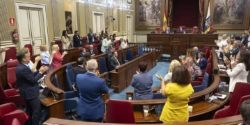 El consejero canario de Educación, del PP, defiende ante Vox el izado de la bandera LGTBI en los colegios