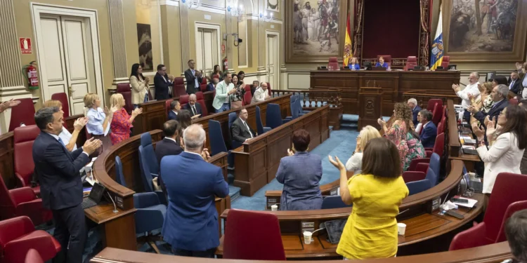 El consejero canario de Educación, del PP, defiende ante Vox el izado de la bandera LGTBI en los colegios