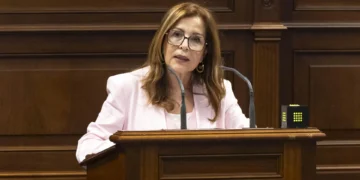 La diputada del Común advierte que se extiende el miedo social ante una administración canaria que genera pobreza